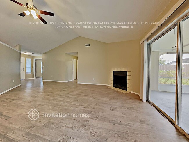 Foto del edificio - 411 Barrywood Ln