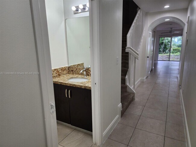 Foto del edificio - 1357 Avon Ln