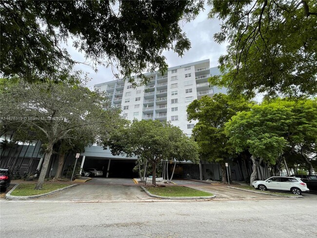 Building Photo - 6900 Bay Dr