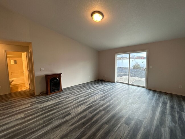 Building Photo - 3 Bedroom / 2 Bathroom Home in SE Madras