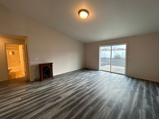 Foto del edificio - 3 Bedroom / 2 Bathroom Home in SE Madras