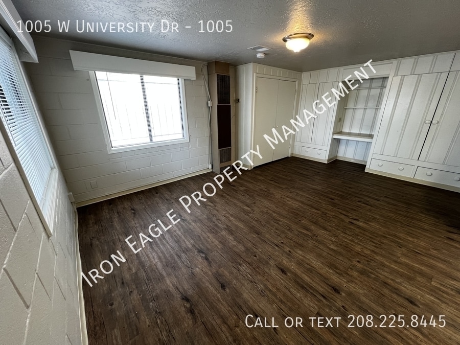 Building Photo - 1005 W University Dr