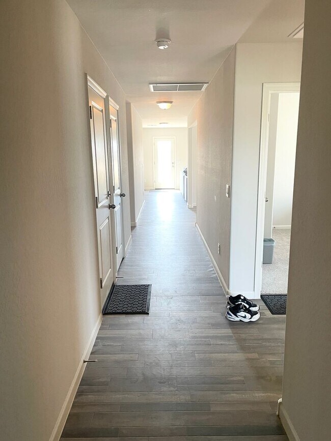 Foto del edificio - Beautiful 4 Bedroom Single Level Newer Bui...