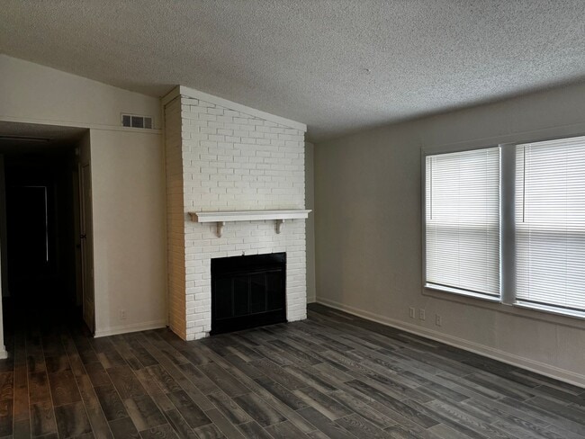 Building Photo - 3 Bedroom 2 Bath
