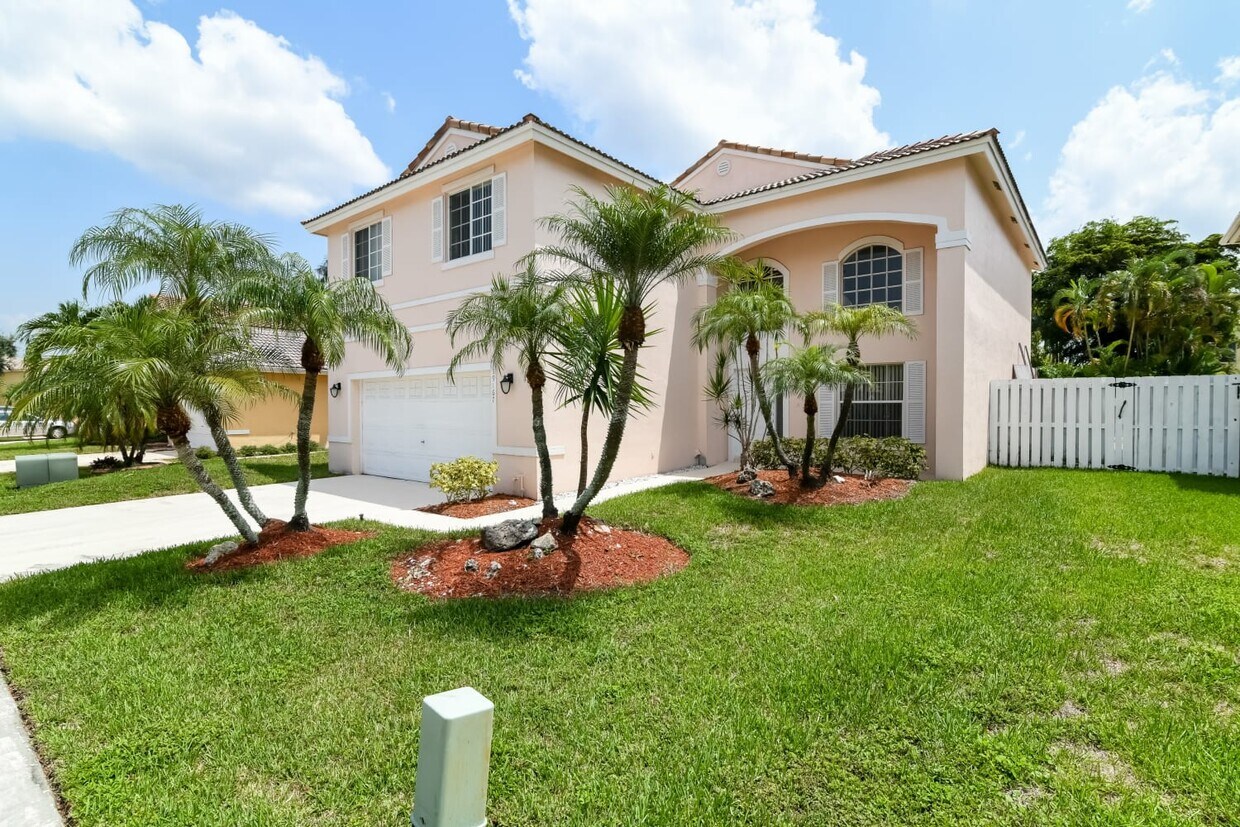 Foto principal - 19167 NW 13th Ct