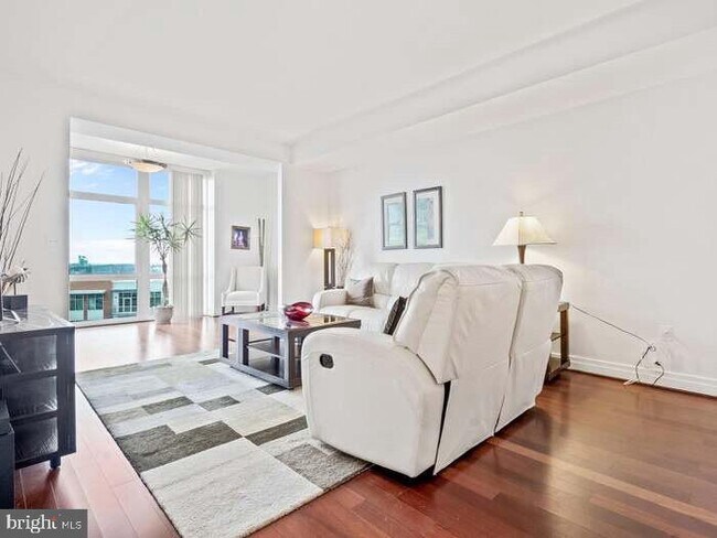 Foto del edificio - 8220 Crestwood Heights Dr