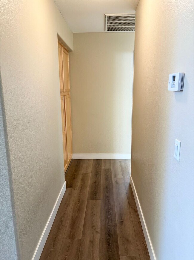 Foto del edificio - **BEAUTIFUL & SPACIOUS 3 BEDROOM/2 BATHROO...