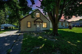 Building Photo - 816 E Harris St