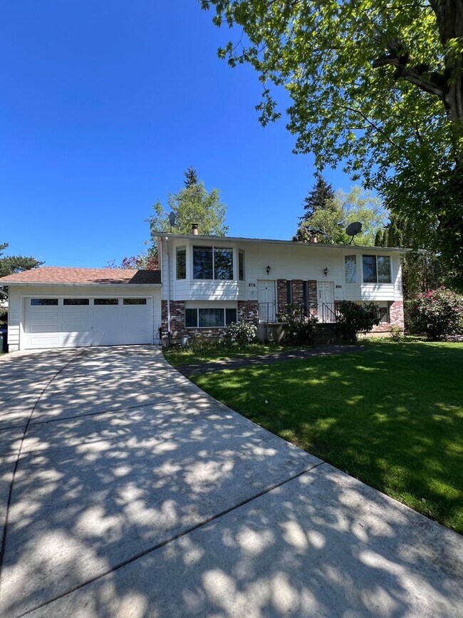 Building Photo - CLA876-890