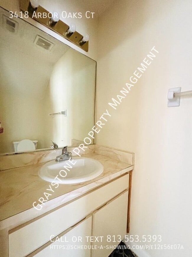 Building Photo - Beautiful 2b/2.5b townhome in the heart of...