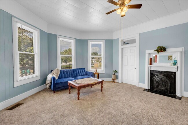 Foto del edificio - 1100 SF suite/apt in Historic Home, 1 bed/...