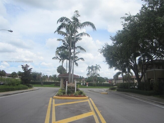 Building Photo - 1001 Twin Lakes Dr