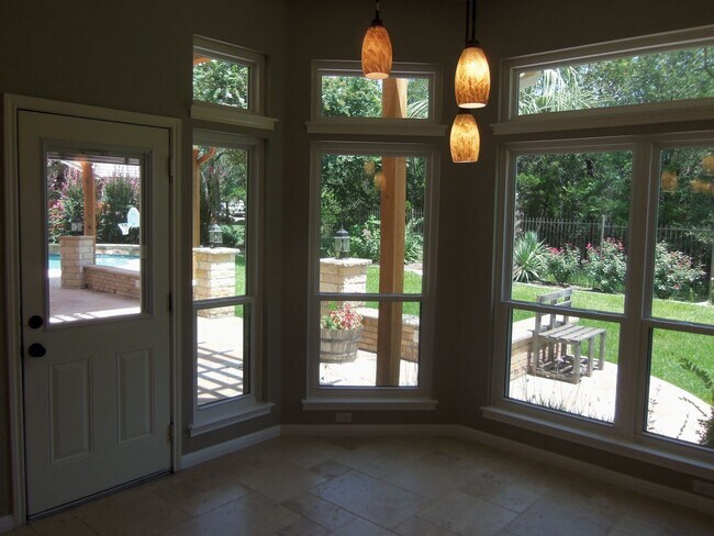 Building Photo - Stunning home with backyard Oasis in Round...