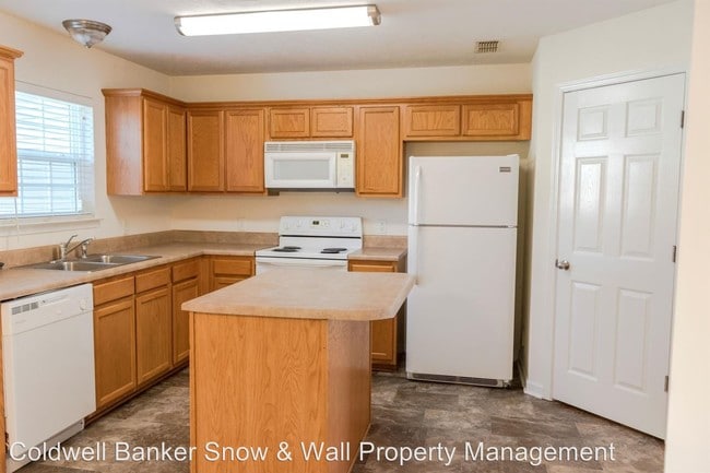 Building Photo - 8009 Logan Dr