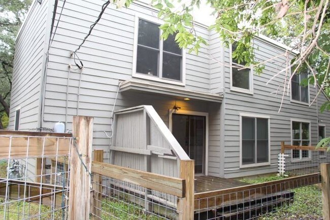 Foto del edificio - 6818 Thorncliffe Dr