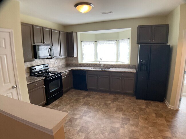 Building Photo - 3 Bed, 3.5 Bath Townhome with Garage!