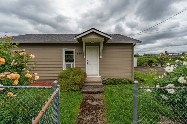 Building Photo - 2 Bedroom 1 Bath SIngle Family Home With L...