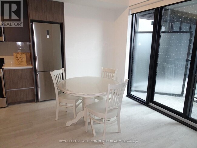 Photo du bâtiment - 801 The Queensway