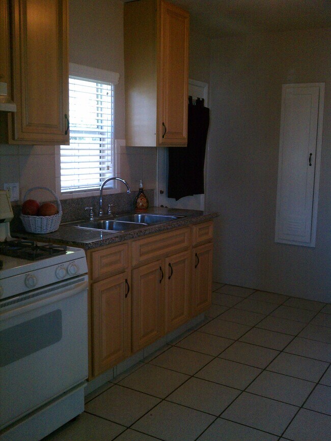 Kitchen - 448 W Milford St