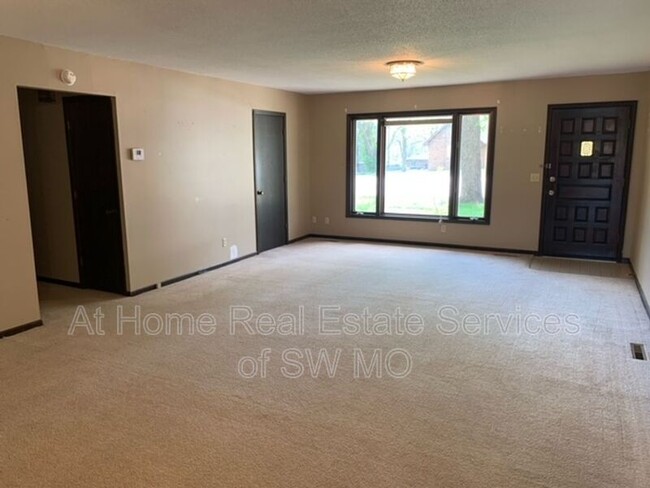 Building Photo - 1117 W Northwood Cir