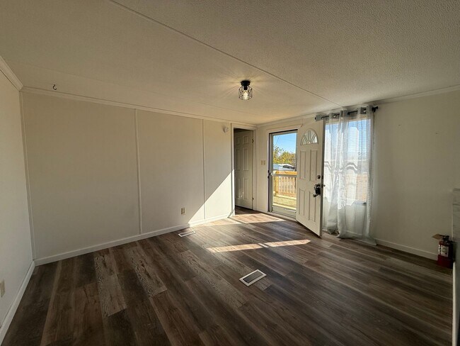 Foto del edificio - Newly remodeled 2 bedroom 1 bathroom mobil...