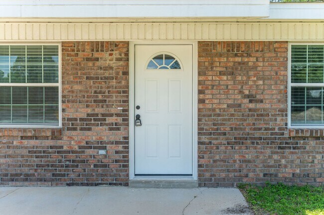 Building Photo - Central 4 bedroom in Niceville!