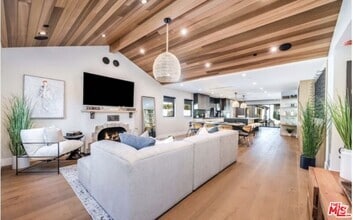 Building Photo - 622 N La Jolla Ave
