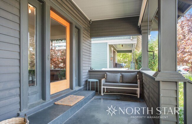 Foto del edificio - Beautifully Remodeled Classic Craftsman in Prime Portland Location