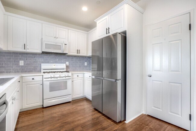 Foto del edificio - Beautiful Horse Creek Ridge Spacious 3 Bed / 2.5 Bath Home in Fallbrook with Solar