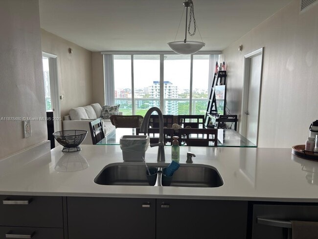 Building Photo - 1800 N Bayshore Dr