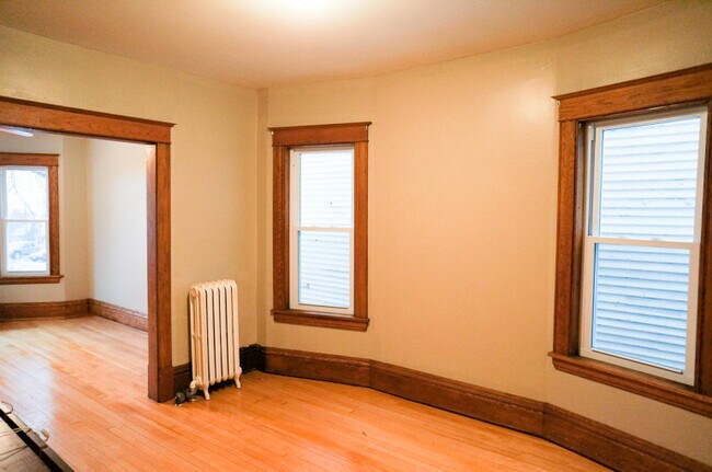 Building Photo - AVAILABLE JUNE - 2 Bed, 2 Bath + Den