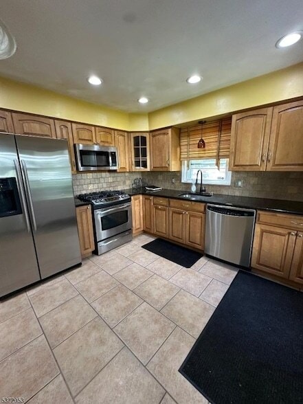 Photo - 739 Burnside St