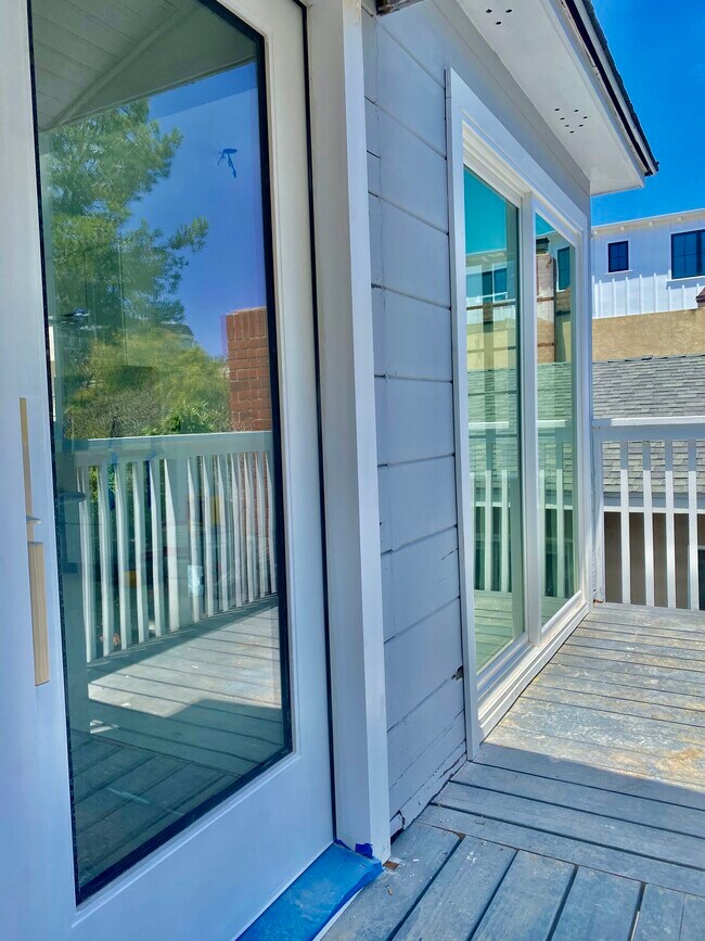 Front door and sliding door to patio - 441 31st St