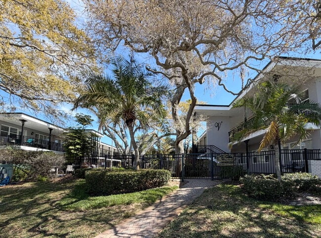 Building Photo - "Charming 1-Bedroom Condo Retreat in Dunedin's Heart - Cozy, Convenient & Inviting!"