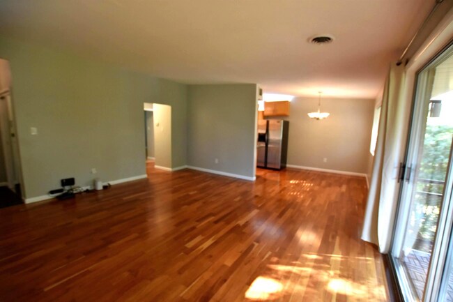 Foto del edificio - Fabulous 2BR/1BA Top Floor Condo in Grosve...