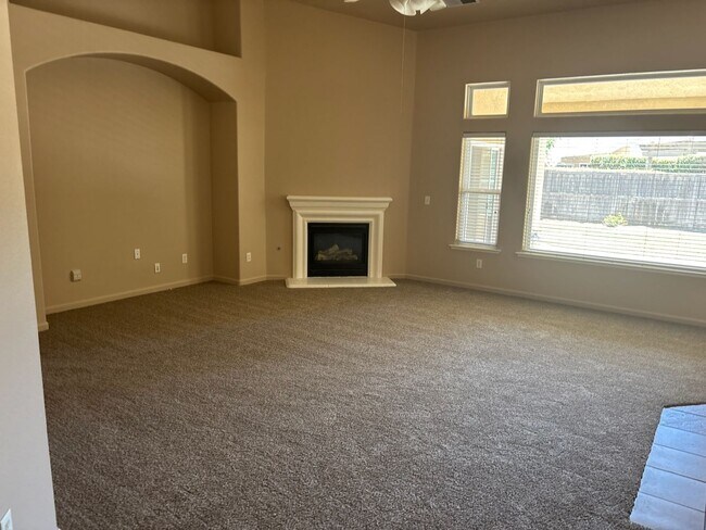 Foto del edificio - GORGEOUS! Sanger 4/2 With 3 Car Garage!