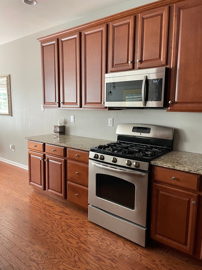 Building Photo - 6044 Valley Forge Dr