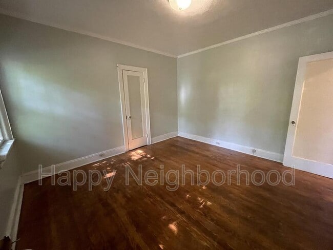 Foto del edificio - 130 Bradley Ave