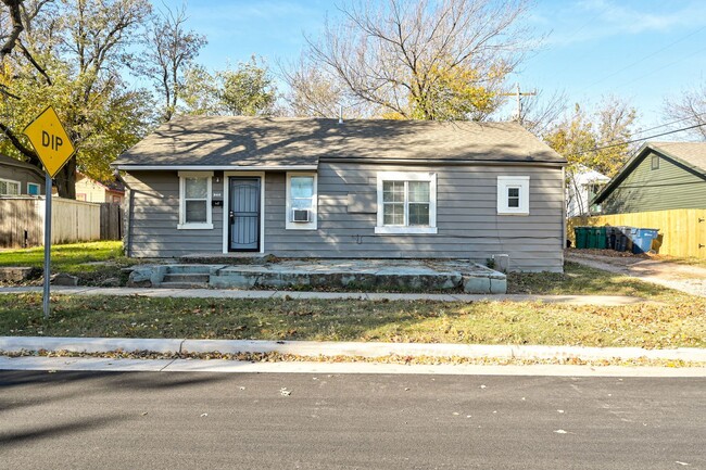 Building Photo - Charming 2-Bedroom Home with Modern Update...