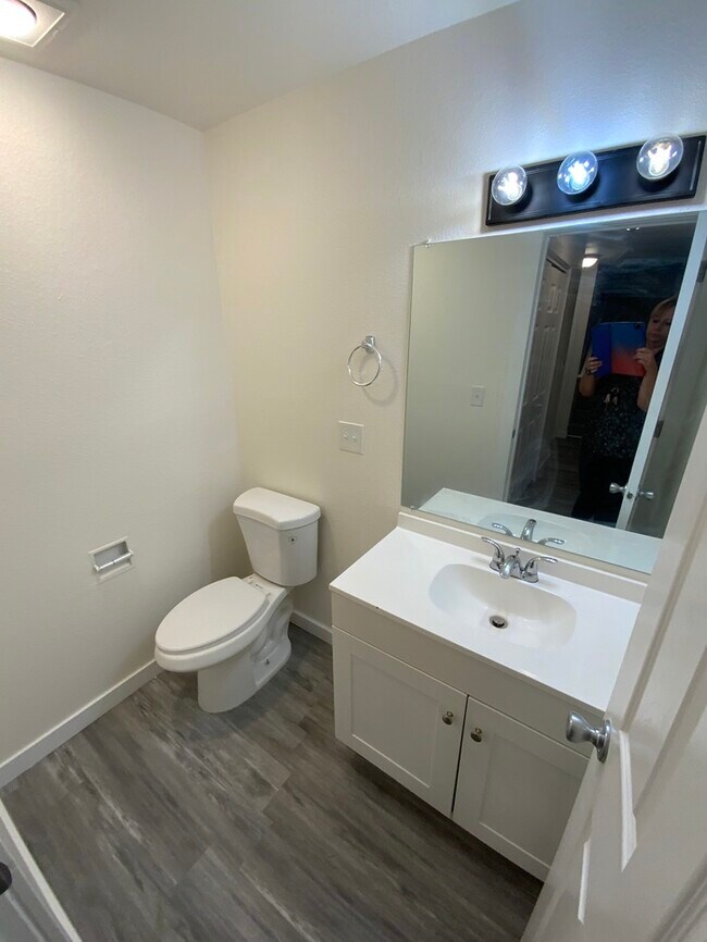 Foto del edificio - AVAILABLE NOW!!!!! West Olympia 2bdr 1.5bath Townhome w/ garage & parking