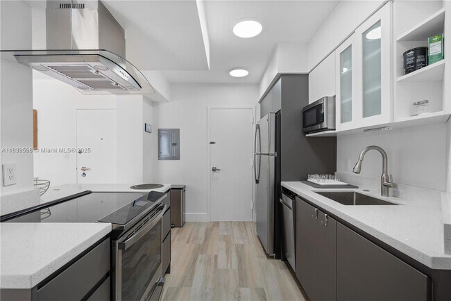Building Photo - 300 Bayview Dr