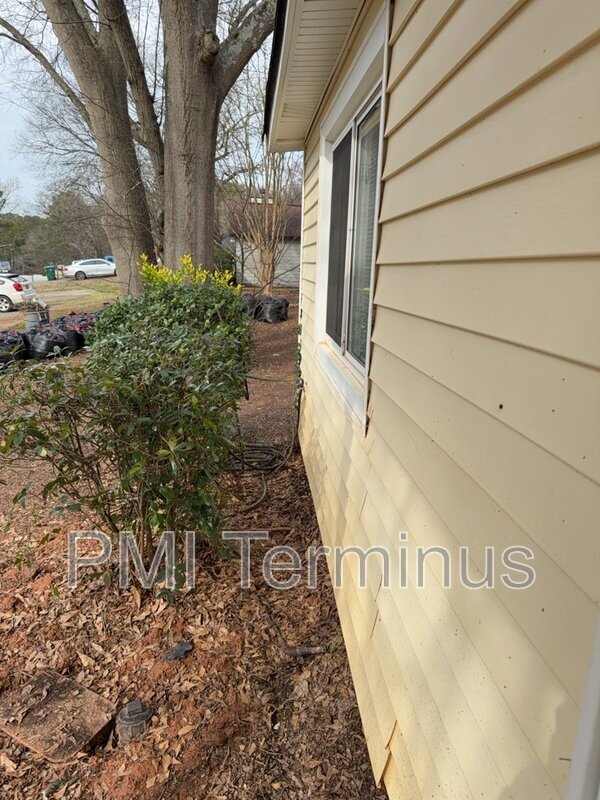 Building Photo - 5001 Hawthorne Ct