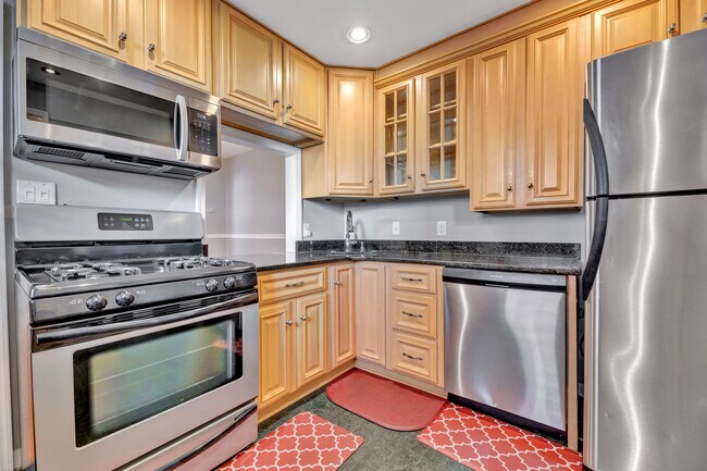 Building Photo - 623 Nicholson St NE