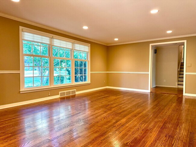 Building Photo - Rare lease opportunity in Leawood + Spacio...
