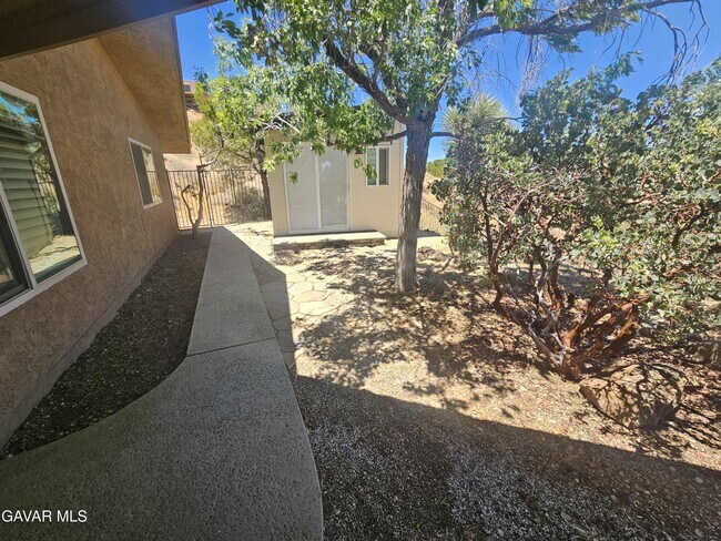 Building Photo - 615 Lakeview Dr