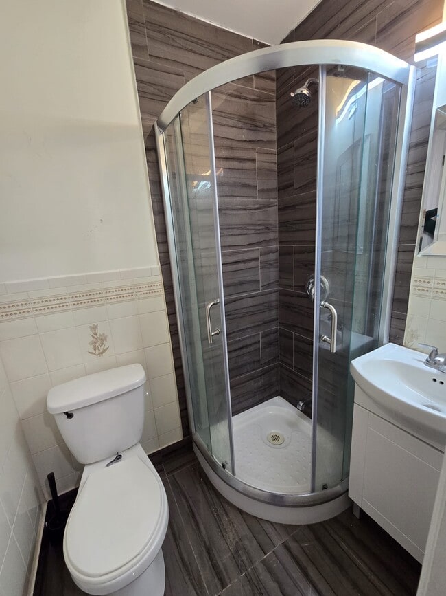 Building Photo - 42 Connaught Av