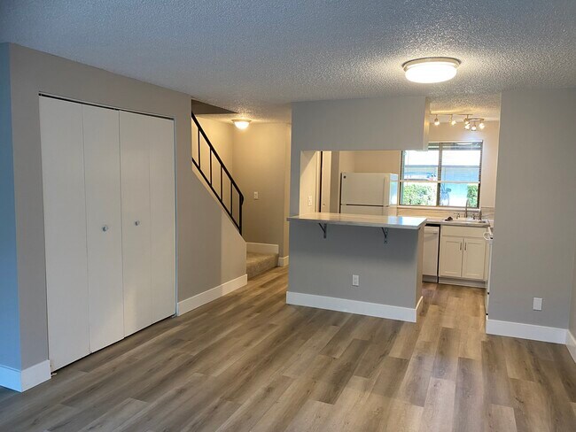 Building Photo - Fully renovated 2 bedroom, 1.5 bath apartm...