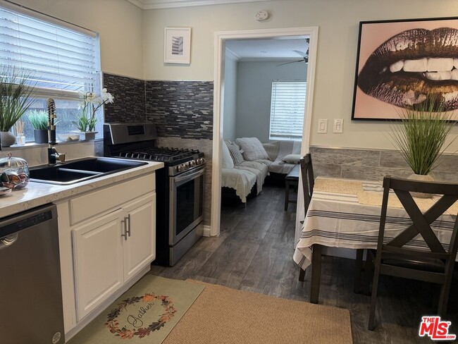 Foto del edificio - 1200 Tamarind Ave