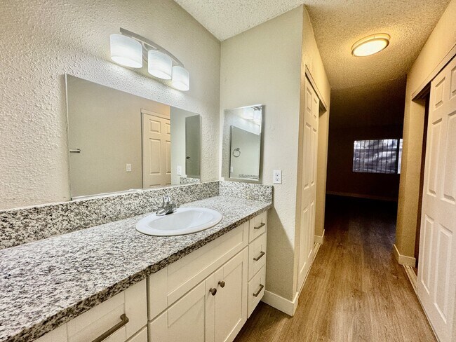 Building Photo - "Modern 3 Bed, 2 Bath Condo in the Heart o...