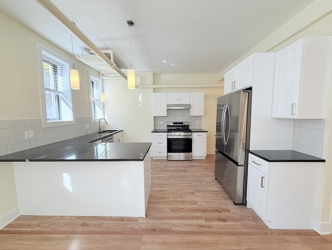 Foto del edificio - 3927 N Pine Grove Ave